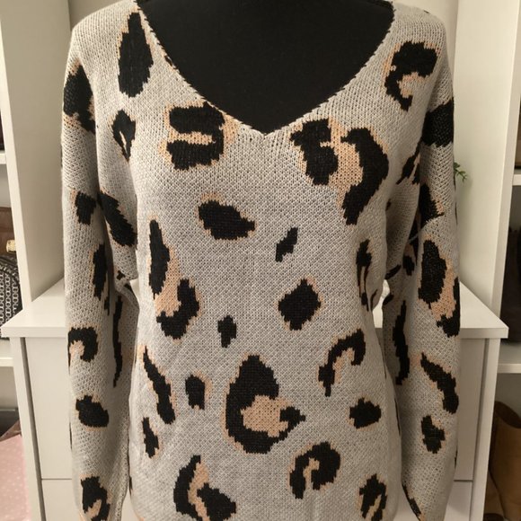 Gray V-neck Leopard Print Sweater - Picture 3 of 3